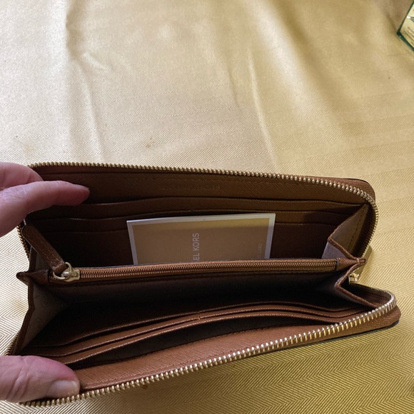 Michael Kohrs Crossbody and matching wallet - Picture 8 of 8